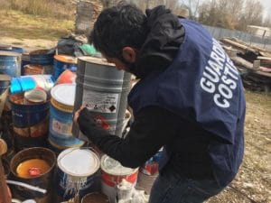 Sequestrato deposito di rifiuti pericolosi, Guardia Costiera scopre vernici tossiche vicino al fiume Salinello