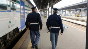 Tenta di rubare un’auto civetta della polizia ferroviaria, 35enne arrestato