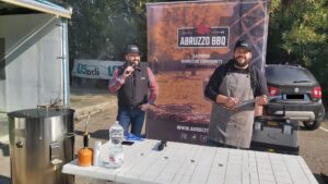 Pollo, salsicce e jacket potato: i segreti del barbecue con Abruzzo Bbq