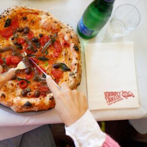 A Pescara apre la catena di pizza e cucina napoletana “Johnny Take Uè”